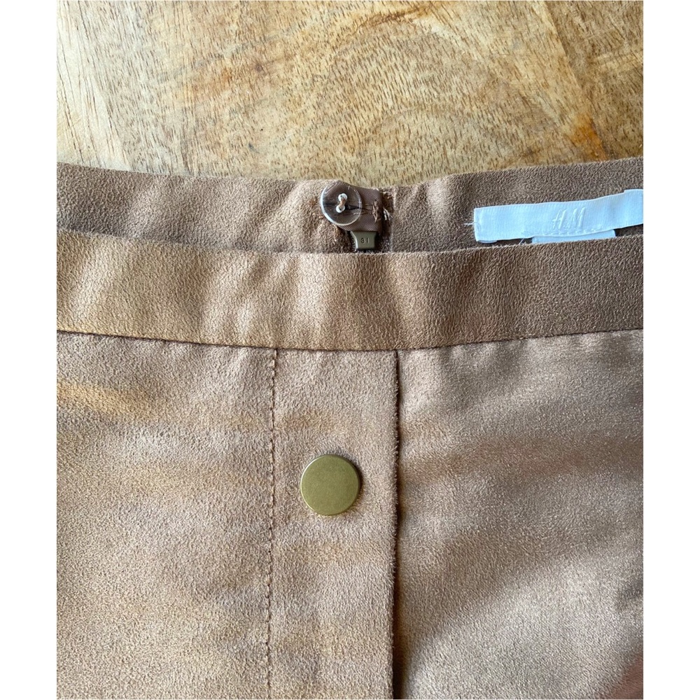 Suede Button Front Mini Skirt with Pockets || H&M - Picture 3 of 4